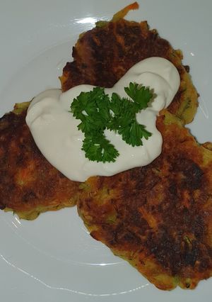 Sárgarépás - cukkinis lepénykék fokhagymás tejföllel recept fotója