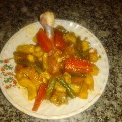 A picture of Chicken and veg stir fry.