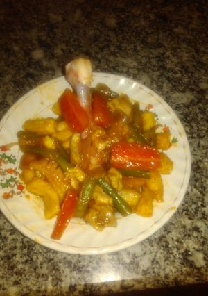 A picture of Chicken and veg stir fry.