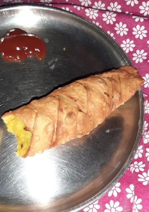 A picture of Somosa/all purpose flour n potatoes croisant.