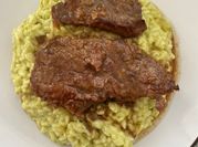Una foto de carne con crema de cacahuate