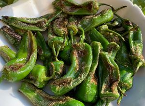 O poză a rețetei Ardei prăjiți sau “Pimientos de Padron”.