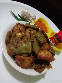 अचारी सेम आलू (achari sem aloo recipe in Hindi) रेसिपी मुख्य फोटो