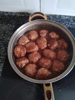 Una foto de Maxi albóndigas con salsa de cebolla y vino tinto
