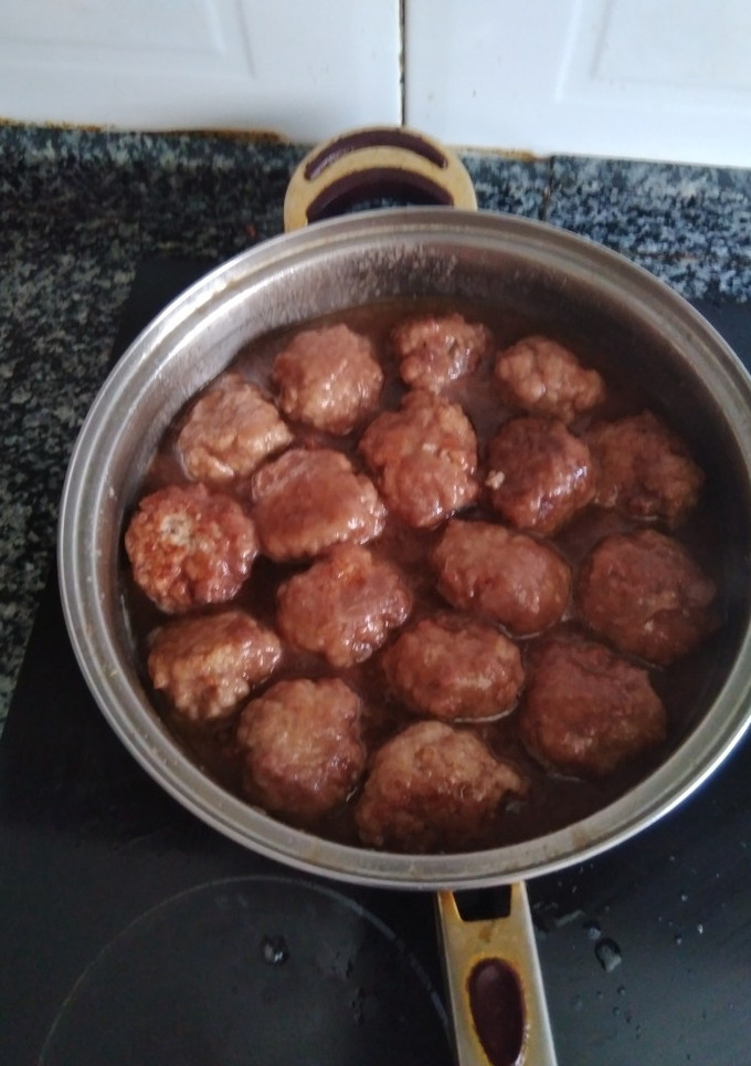 Una foto de Maxi albóndigas con salsa de cebolla y vino tinto