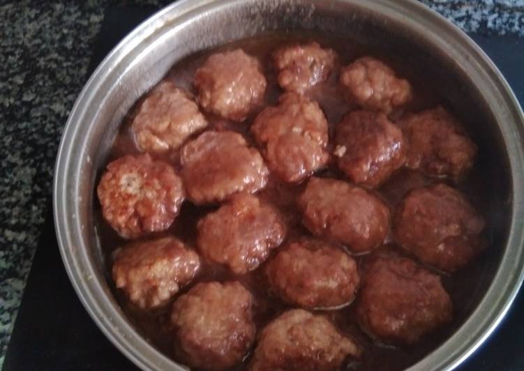 Maxi albóndigas con salsa de cebolla y vino tinto