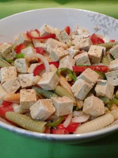Una foto de Pasta con tofu, vegetales, atún y salsa de soja