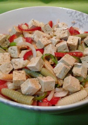 Una foto de Pasta con tofu, vegetales, atún y salsa de soja