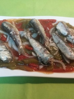 Una foto de Aliño de pimientos con sardinas