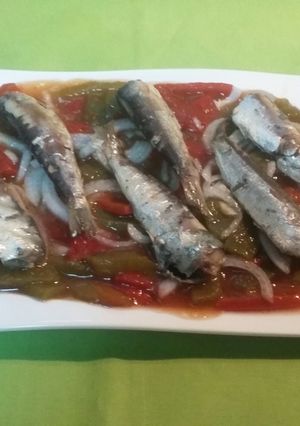 Una foto de Aliño de pimientos con sardinas