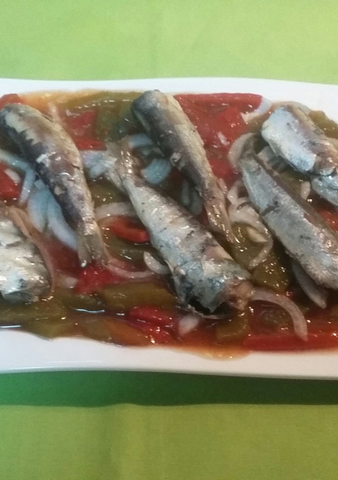 Una foto de Aliño de pimientos con sardinas