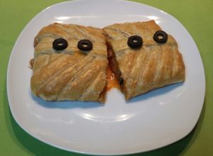 Una foto de Trenza de hojaldre con fritada y langostinos 