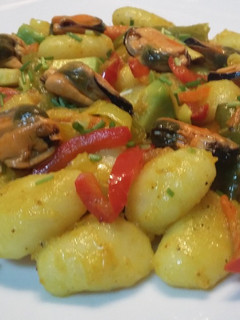 Una foto de Ñoquis con salteado de verduras y mejillones