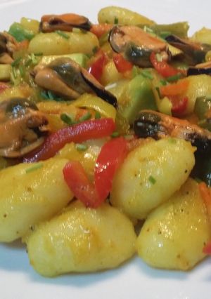 Una foto de Ñoquis con salteado de verduras y mejillones