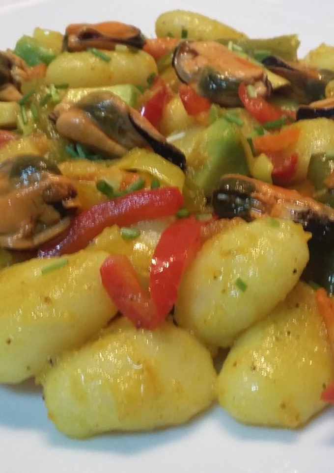 Una foto de Ñoquis con salteado de verduras y mejillones