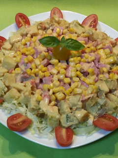 Una foto de Ensalada con tortilla, pavo y crema cheddar