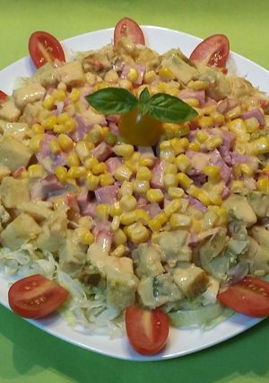 Una foto de Ensalada con tortilla, pavo y crema cheddar 