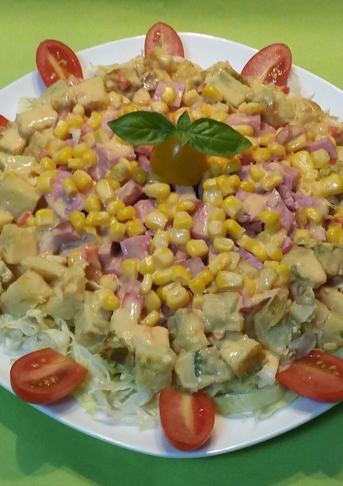 Una foto de Ensalada con tortilla, pavo y crema cheddar 