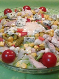 Una foto de Ensalada de pollo y queso azul