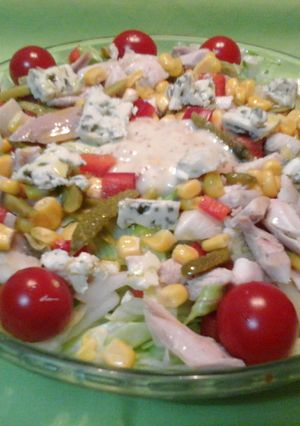 Una foto de Ensalada de pollo y queso azul 