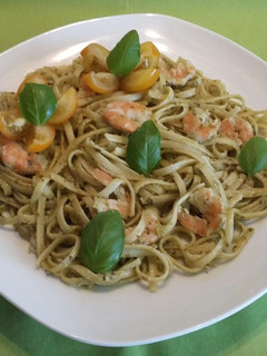 Una foto de Tallarines al pesto con langostinos