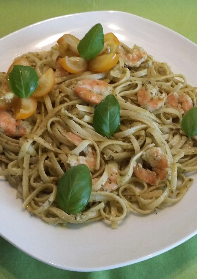 Una foto de Tallarines al pesto con langostinos