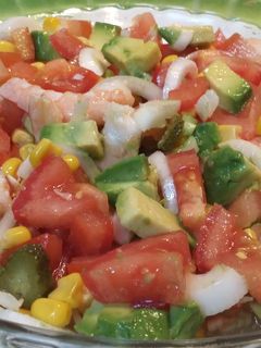 Una foto de Cóctel de verduras con langostinos