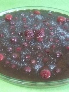 Una foto de Tarta chocoflan con frutos rojos