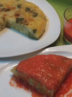 Una foto de Tortilla de patatas con salmorejo