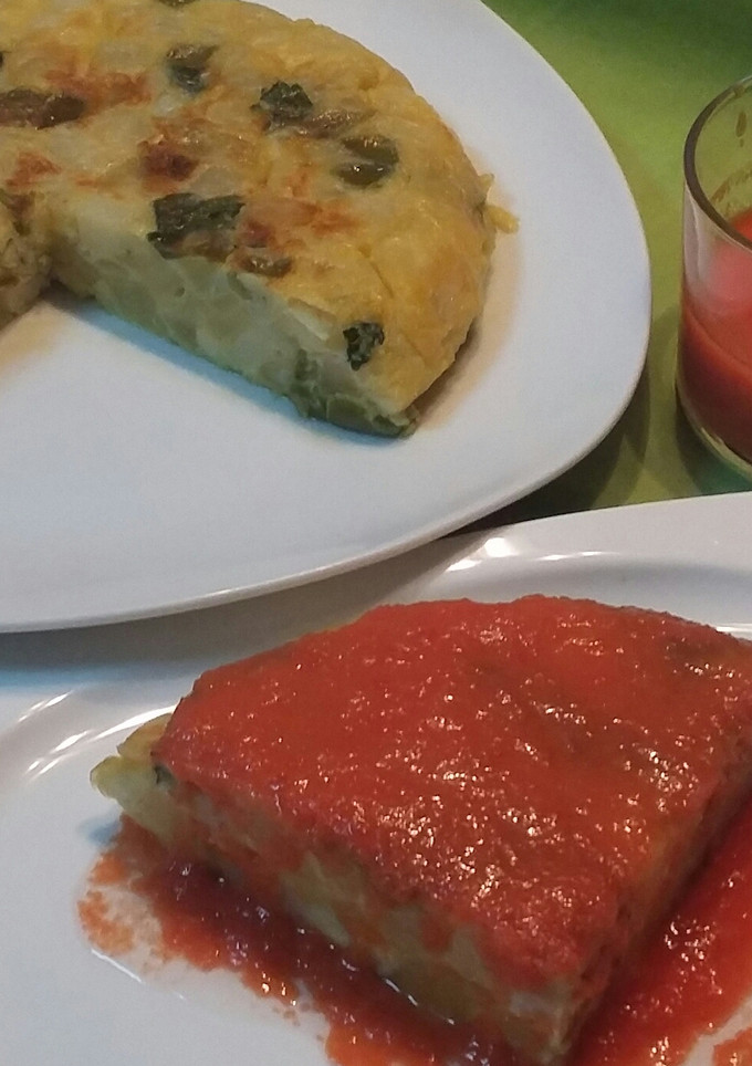 Una foto de Tortilla de patatas con salmorejo