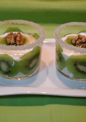 Una foto de Griego con kiwi 