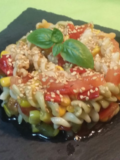 Una foto de Ensalada de espirales con salsa de soja y sesamo
