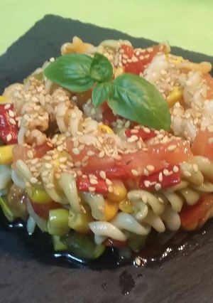 Una foto de Ensalada de espirales con salsa de soja y sesamo