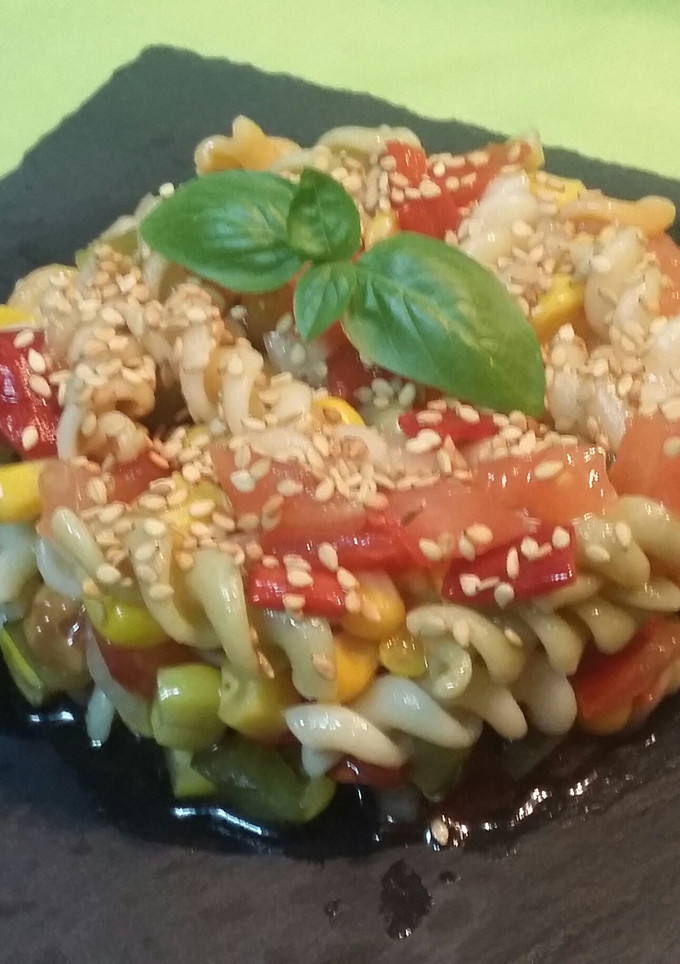 Una foto de Ensalada de espirales con salsa de soja y sesamo