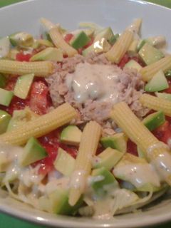 Una foto de Ensalada de aguacate y atún 
