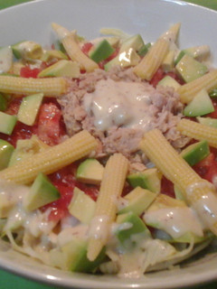 Una foto de Ensalada de aguacate y atún