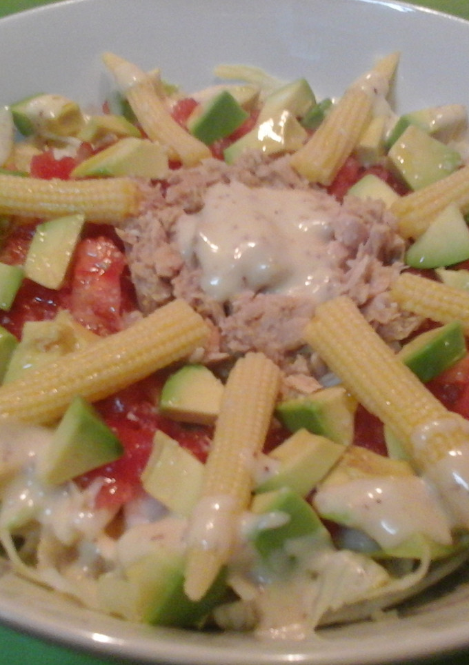 Una foto de Ensalada de aguacate y atún 