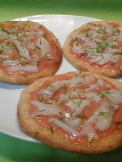 Una foto de Torta con bacalao ahumado y salmorejo