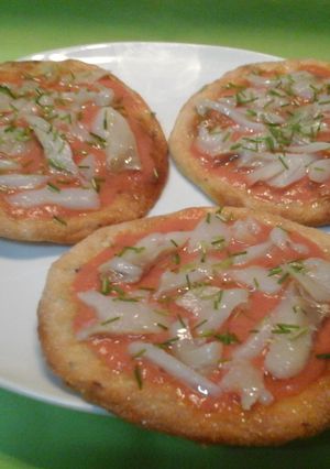 Una foto de Torta con bacalao ahumado y salmorejo