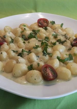 Una foto de Ñoquis al roquefort con albahaca