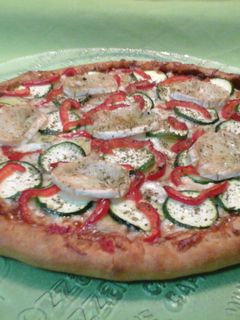 Una foto de Pizza vegetal con queso de cabra