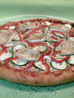 Una foto de Pizza vegetal con queso de cabra