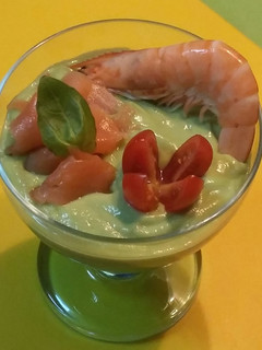 Foto principal de Crema de aguacate con salmón ahumado y langostinos
