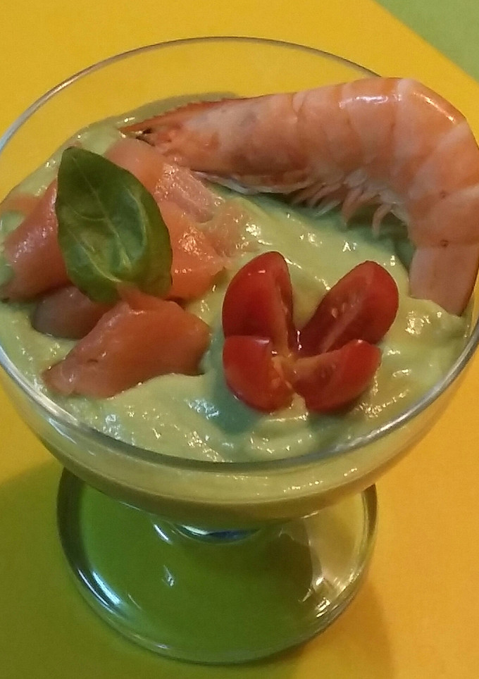 Una foto de Crema de aguacate con salmón ahumado y langostinos