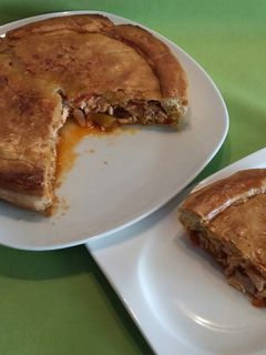 Una foto de Empanada de fritada y salmón 