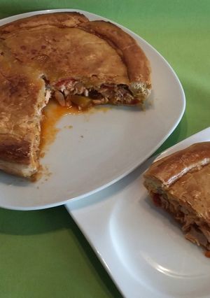 Una foto de Empanada de fritada y salmón 