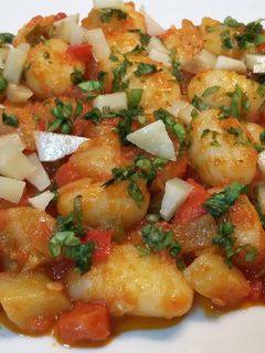 Una foto de Ñoquis con verduritas y parmesano