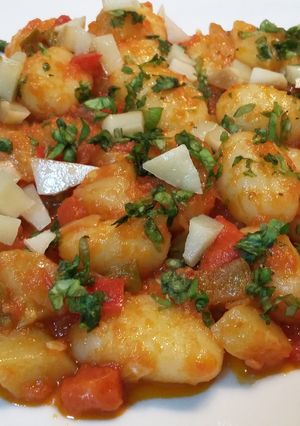 Una foto de Ñoquis con verduritas y parmesano