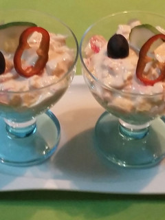 Una foto de Cóctel tropical con langostinos