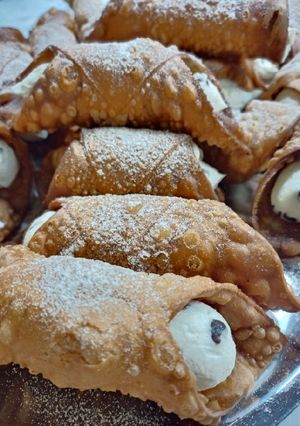A picture of Sicilian Cannoli.